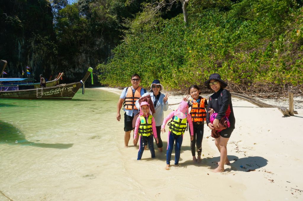 ทริปท่องเที่ยวแบบครอบครัว #เดินทางพร้อมเด็ก เมืองกระบี่  ณ. เกาะห้อง , ถ้ำพระนาง , หาดไร่เลย์ ( Railay Beach ) เดือน มีนาคม 2562